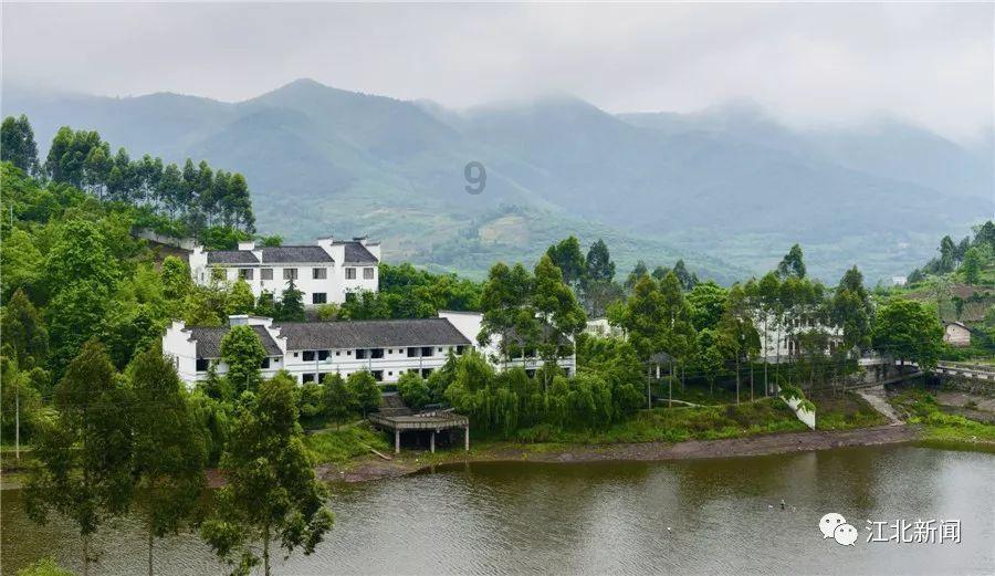 午休的“小天井”热闹非凡,师生一起跳舞玩耍放松心情